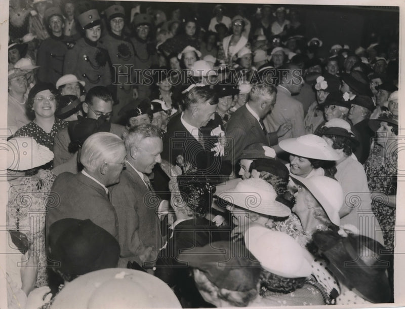 Load image into Gallery viewer, 1936 Press Photo Governor Alf Landon at the ladies reception at Hotel Statler
