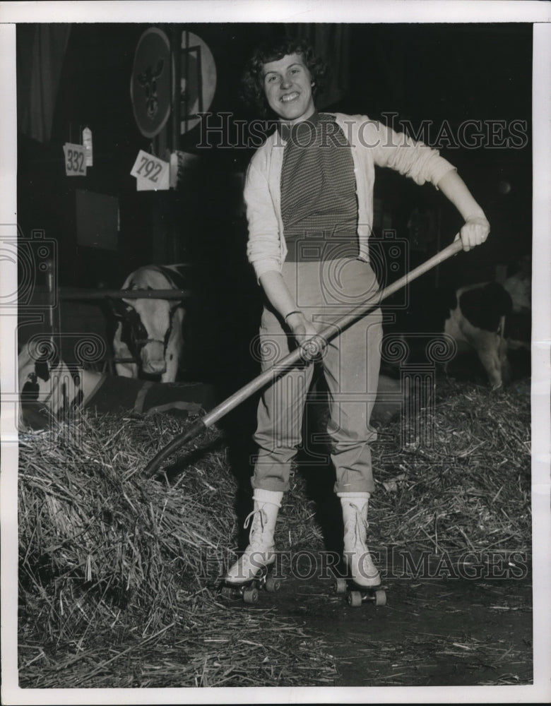 Load image into Gallery viewer, 1955 Press Photo Marjorie Kneitzer with her roller skates - nee31043
