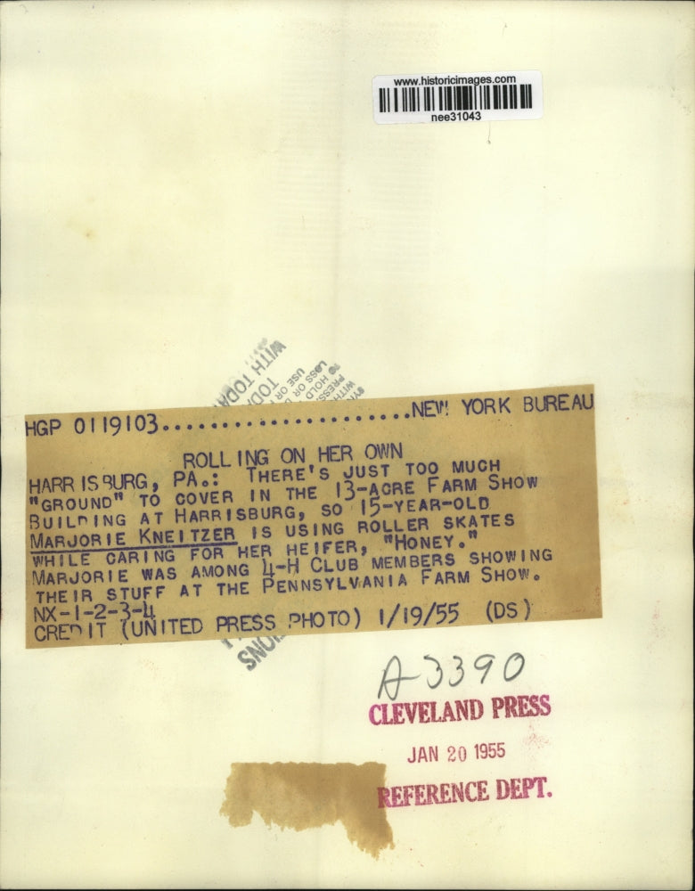 1955 Press Photo Marjorie Kneitzer with her roller skates - nee31043