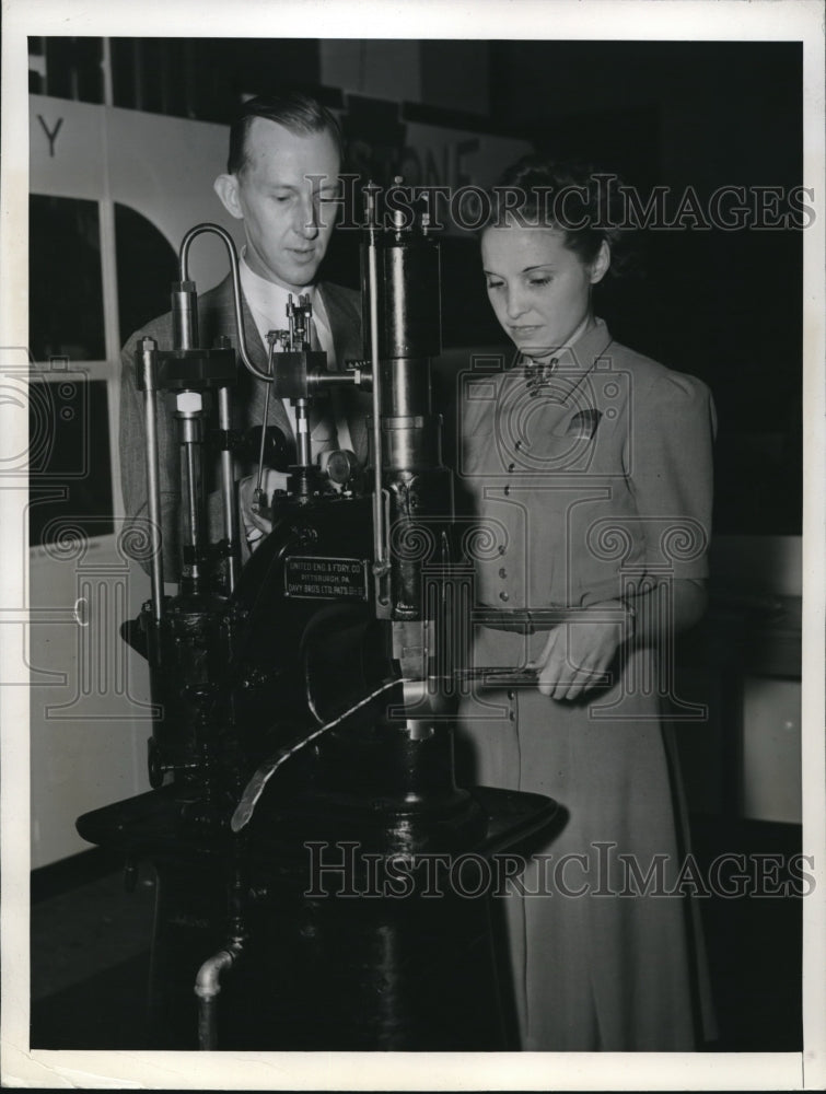 Load image into Gallery viewer, 1941 Press Photo John Young,United Engineering Co. and Margaret Murray
