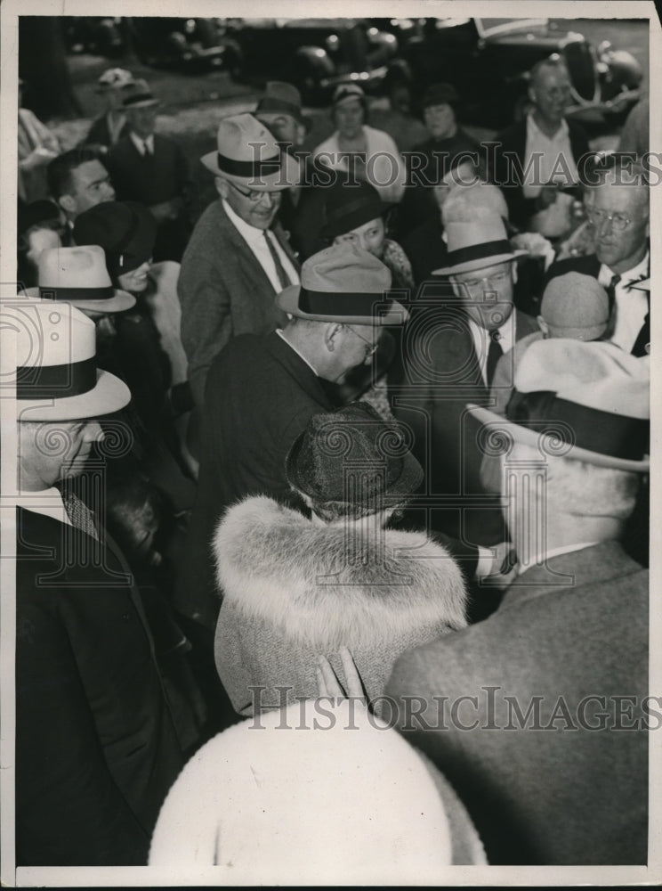 1936 Press Photo Governor Alfred Landon shaking hands with well-wishers