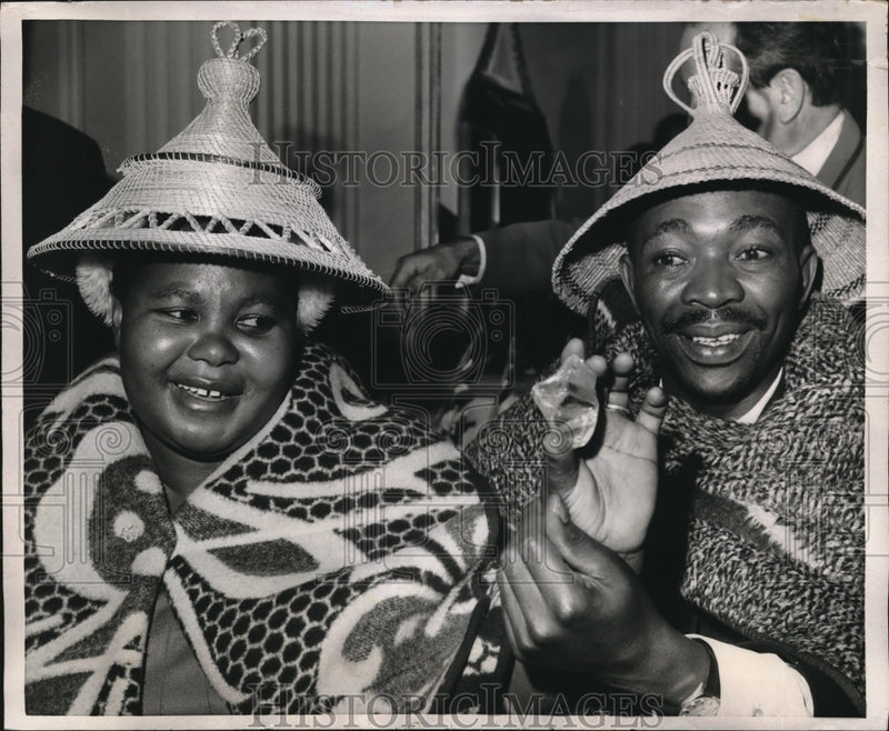 Load image into Gallery viewer, 1967 Press Photo Petrus Ramaboa and wife,Ernestine,of Lesothoan African Nation
