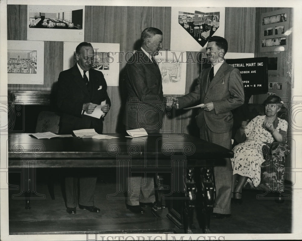 1933 Press Photo Julian Levi,Edward Mulrooney gives prize to Ernest Dupree
