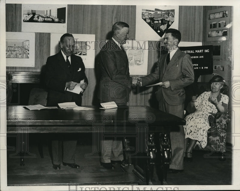 Load image into Gallery viewer, 1933 Press Photo Julian Levi,Edward Mulrooney gives prize to Ernest Dupree
