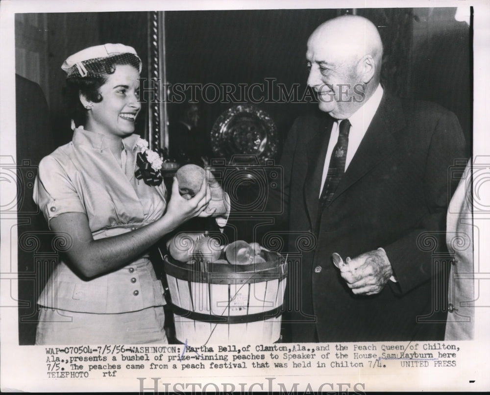 1956 Press Photo Martha Bell presents prize-winning peaches to Sam Rayburn
