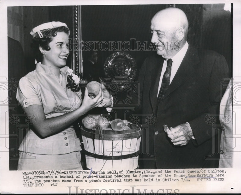 Load image into Gallery viewer, 1956 Press Photo Martha Bell presents prize-winning peaches to Sam Rayburn
