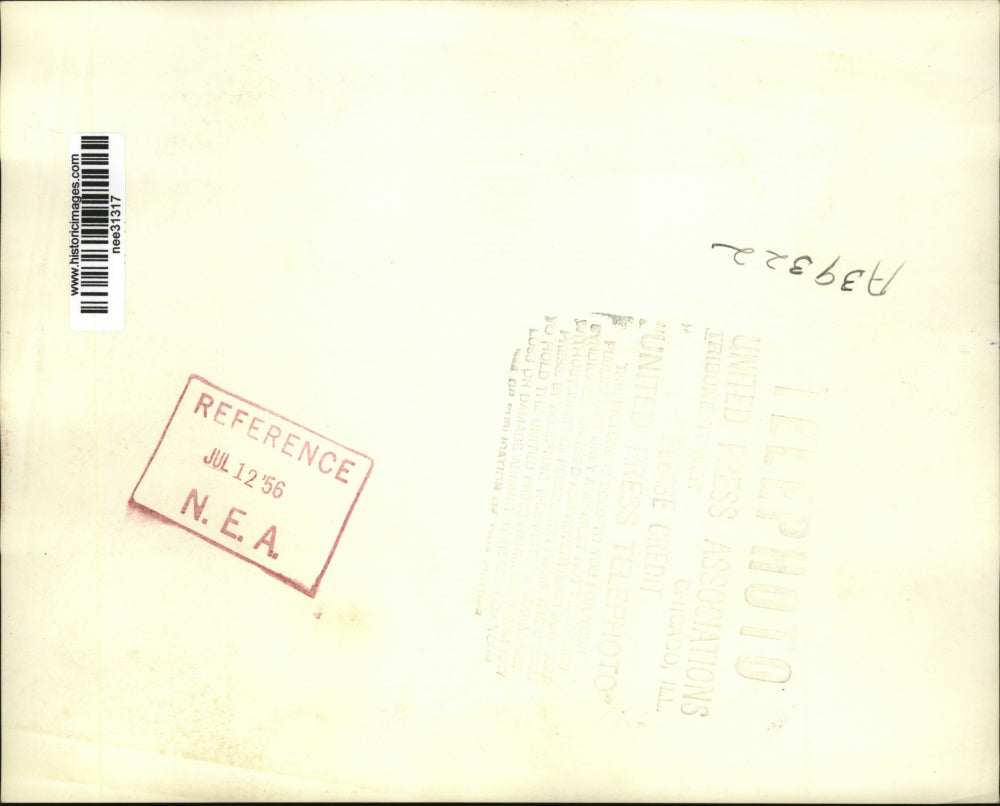 1956 Press Photo Martha Bell presents prize-winning peaches to Sam Rayburn