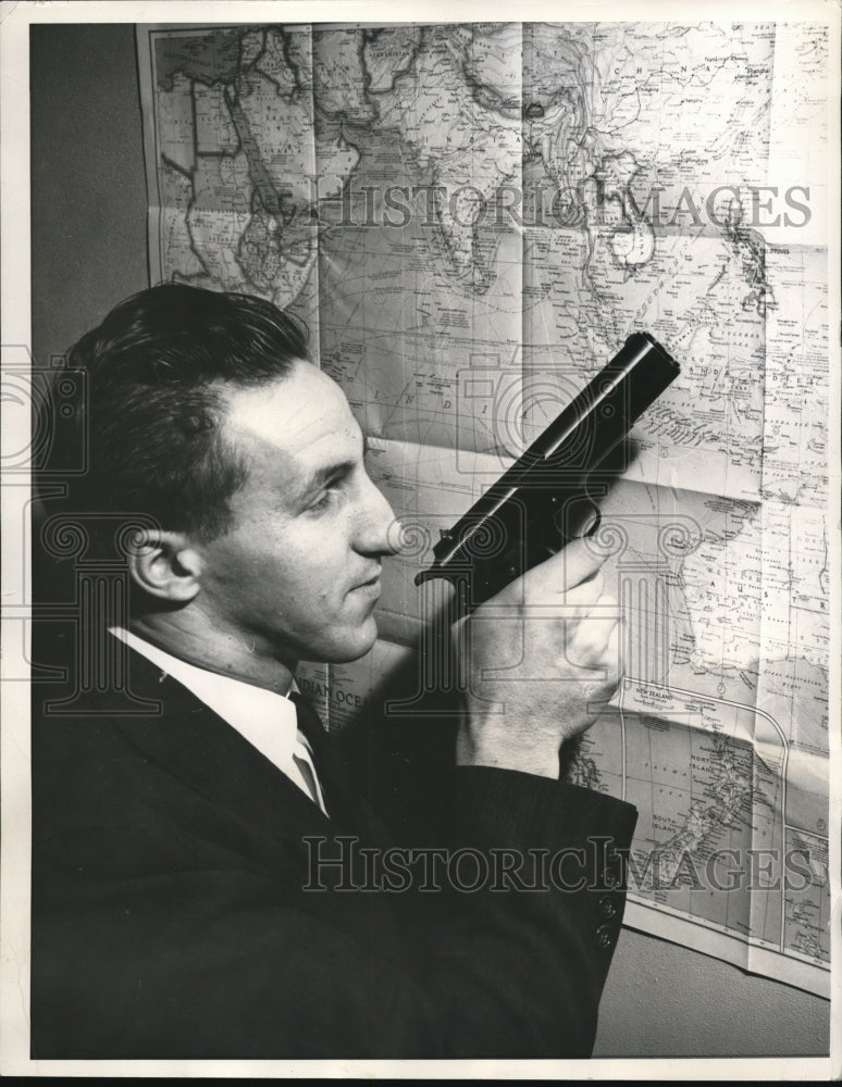 Load image into Gallery viewer, 1942 Press Photo Pete Kmatovic Former Stanford University gridiron speedster
