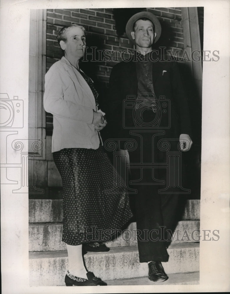 Load image into Gallery viewer, 1938 Press Photo Mrs Belle Lane &amp; William Massing Witeness at Harlan Miner Trial
