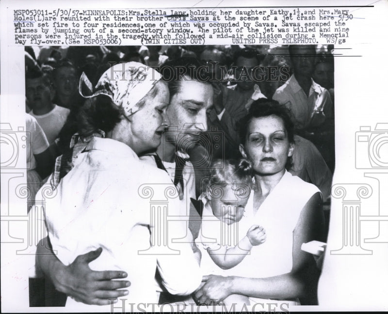 Load image into Gallery viewer, 1957 Press Photo Mrs Stella Lang &amp; Daughter Kathy Reunited With Family Member
