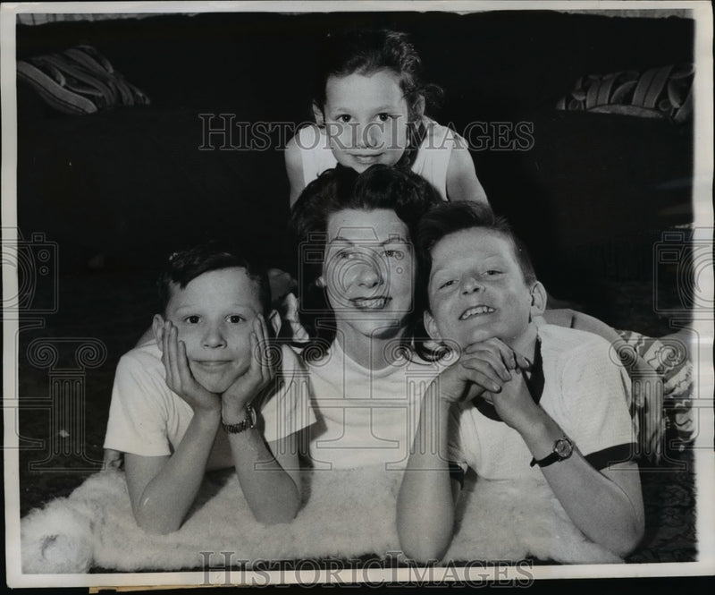 Load image into Gallery viewer, 1960 Press Photo Miss Leighton with children at her home, Actress, salesman
