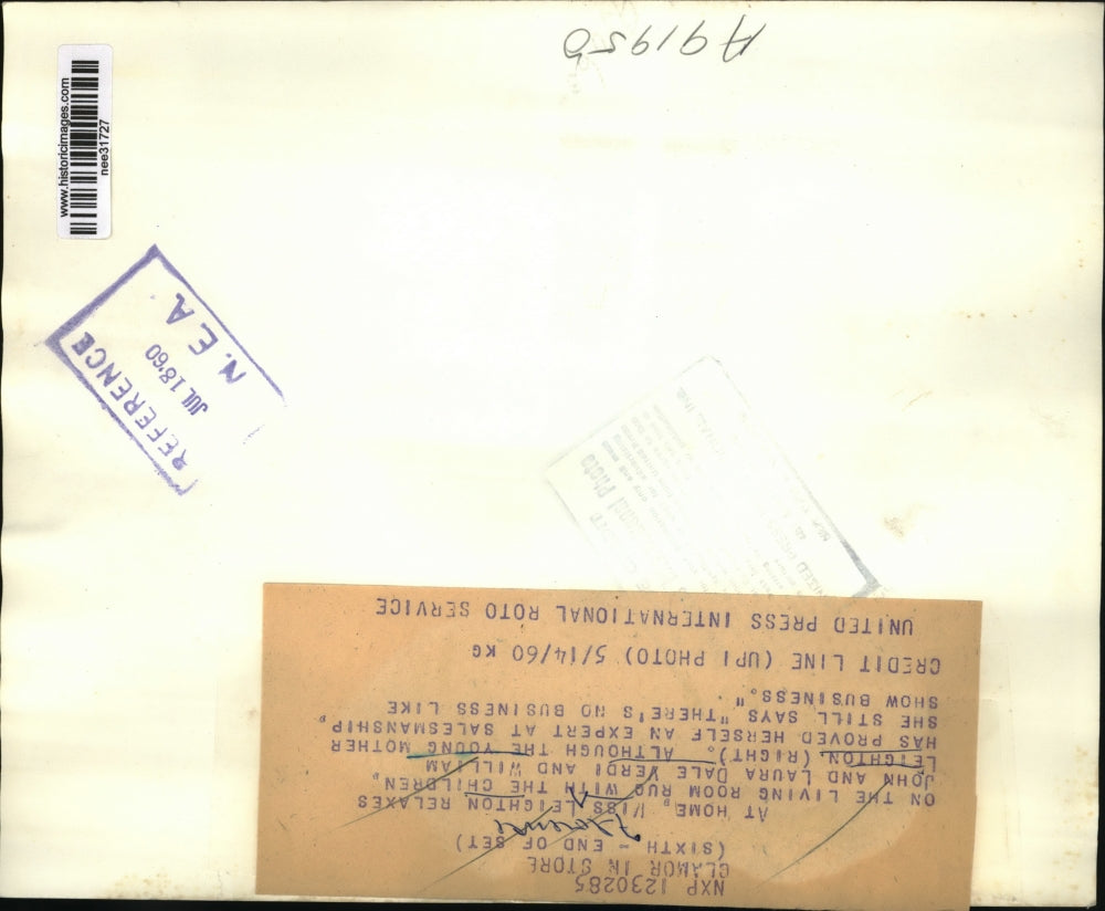 1960 Press Photo Miss Leighton with children at her home, Actress, salesman