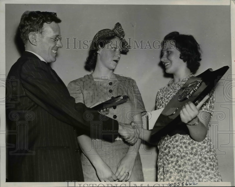 Load image into Gallery viewer, 1940 Press Photo Laurel Kuykendall, winner of the Annual National Spelling Bee
