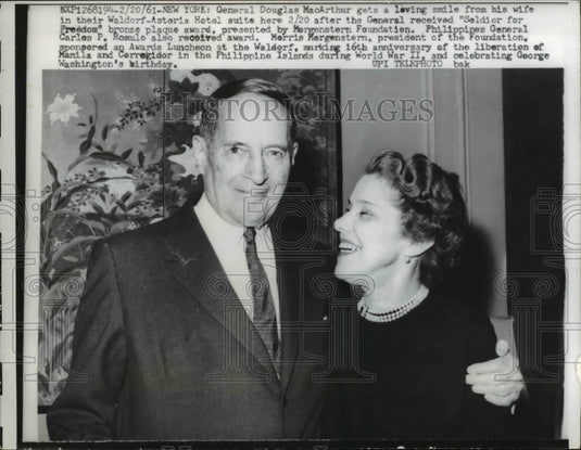 1961 Press Photo General and Mrs. Douglas MacArthur at Waldorf Astoria Hotel
