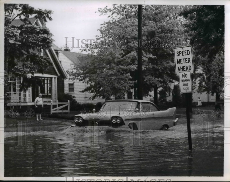 Load image into Gallery viewer, 1959 Press Photo Flooding at Ardmore Road in South Euclid - nee31809

