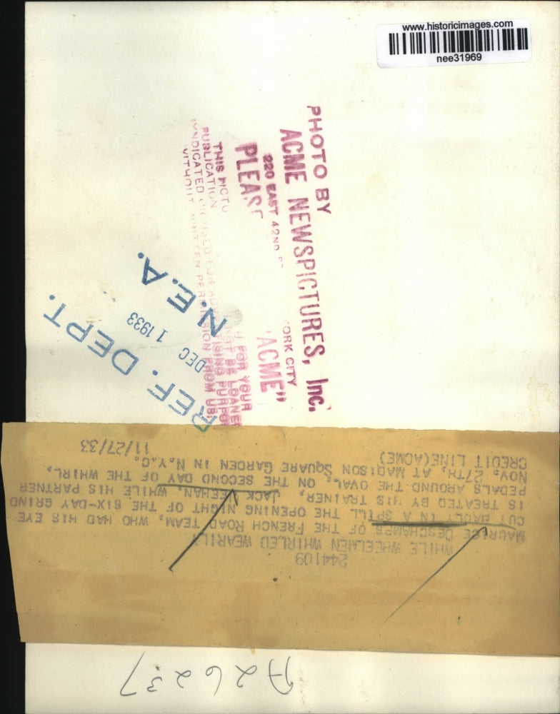 1933 Press Photo Maurice Deschamps of French Road Team Treated by Jack Heehan