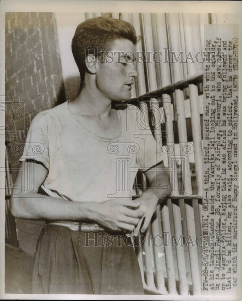 Load image into Gallery viewer, 1947 Press Photo Virgil Manning inside the Waurika Jail looking at the outside
