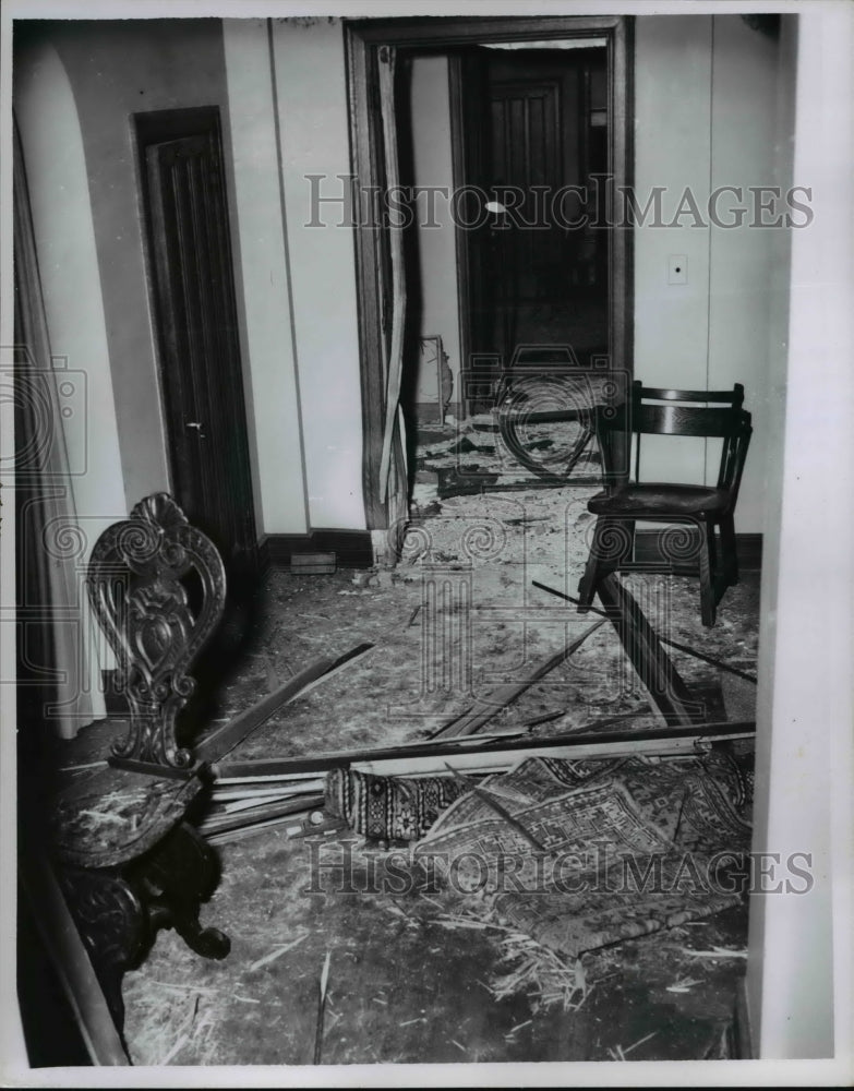 1955 Press Photo Wrecked hallway at 13715 Shaker Boulevard - nee32138