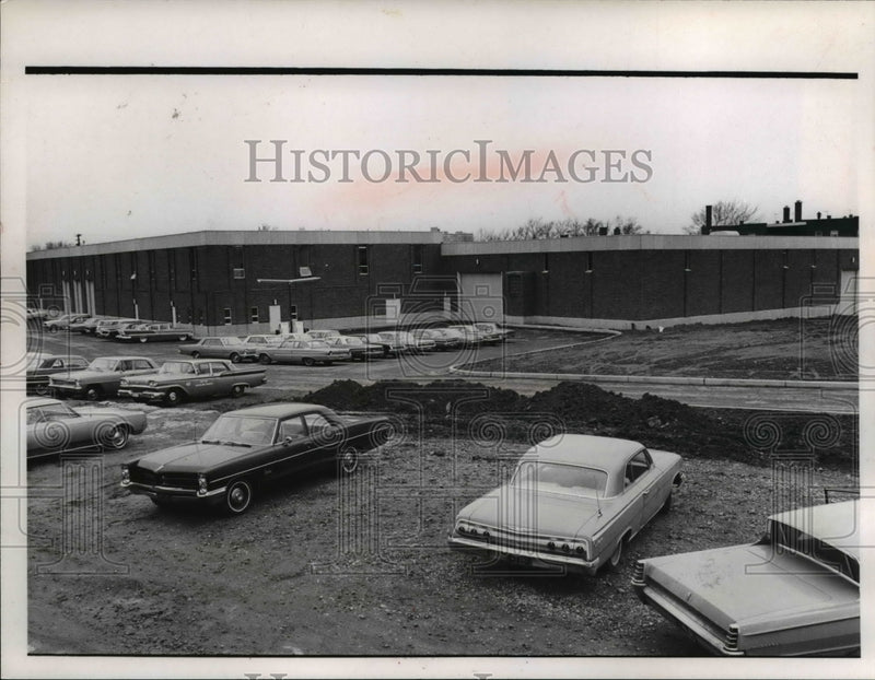 Load image into Gallery viewer, 1967 Press Photo The Cleveland Heights new service garage - nee32204

