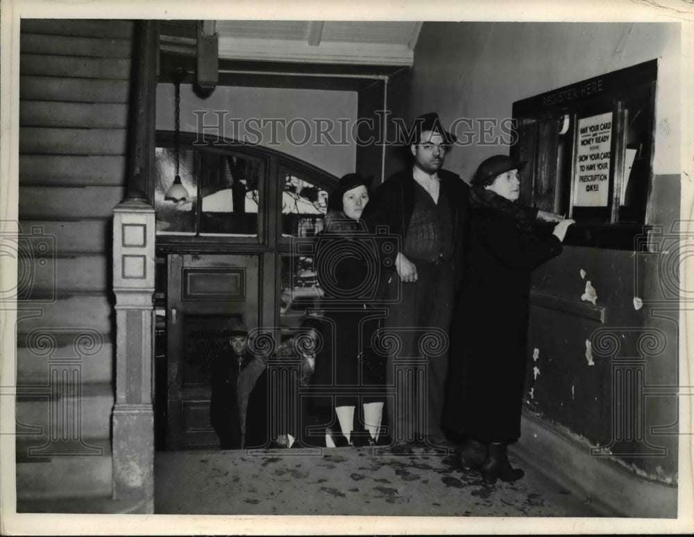 1941 Press Photo Line up for the registration of the out patient of City Hosp.