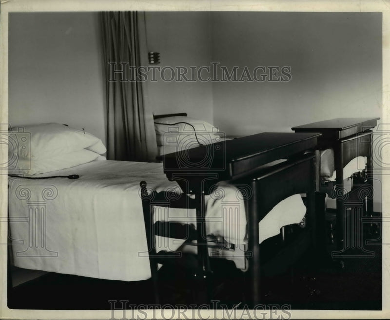 Load image into Gallery viewer, 1941 Press Photo New semi private room of St. John Hospital - nee32214
