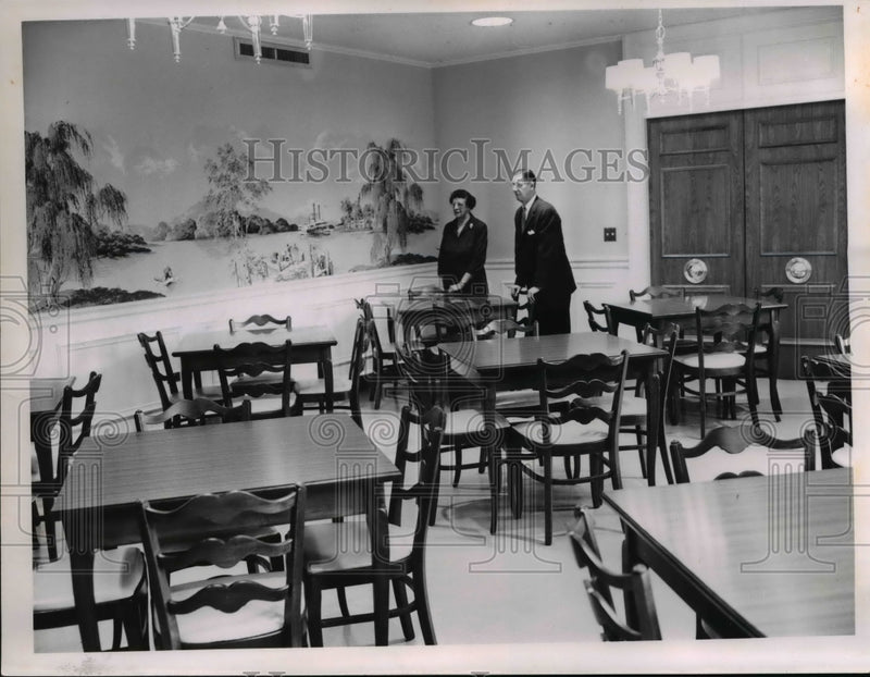 Load image into Gallery viewer, 1961 Press Photo Margaret Wagner &amp; Brother in Dining Room at &amp; Nuraing Home
