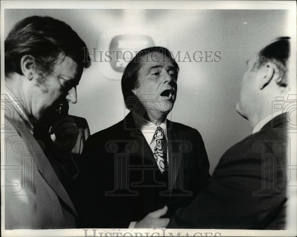 1972 Press Photo Sargent Shriver VP candidate talks with reporters in Wash.