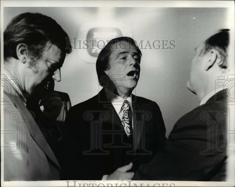 Load image into Gallery viewer, 1972 Press Photo Sargent Shriver VP candidate talks with reporters in Wash.
