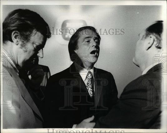 1972 Press Photo Sargent Shriver VP candidate talks with reporters in Wash.
