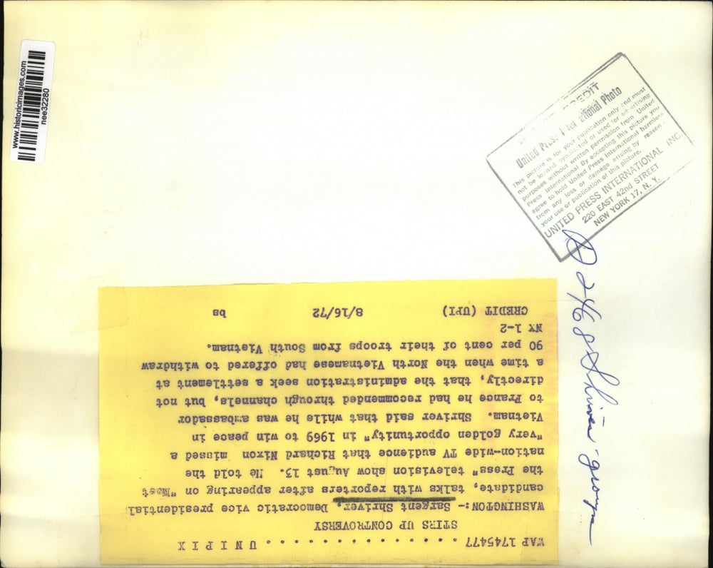 1972 Press Photo Sargent Shriver VP candidate talks with reporters in Wash.