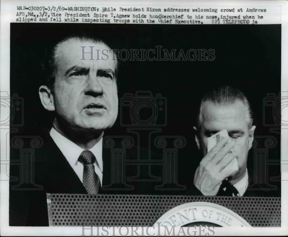 1969 Press Photo Pres. Nixon addresses crowd at Andrews Air Force Base in Wash.
