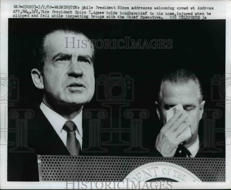 Load image into Gallery viewer, 1969 Press Photo Pres. Nixon addresses crowd at Andrews Air Force Base in Wash.
