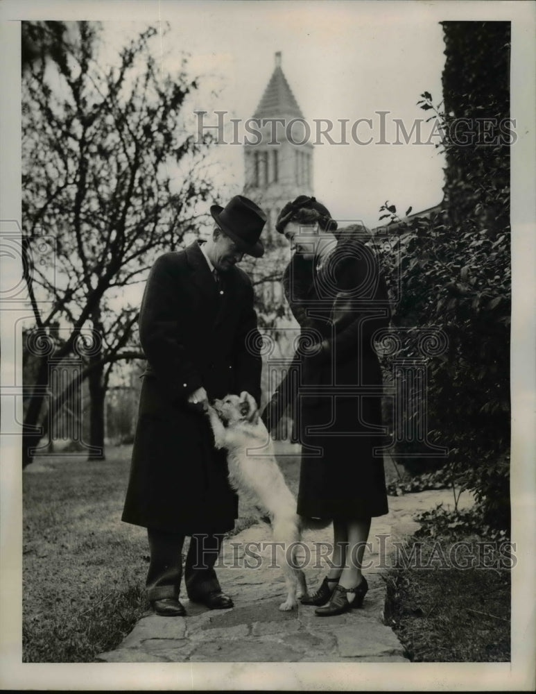 1940 Press Photo Mr &amp; Mrs Selden Washington &amp; Their Dog Alexandria in Virginia- Historic Images