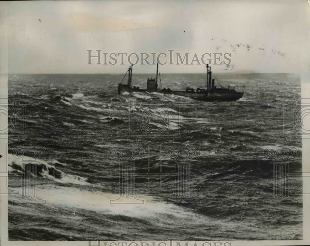 1939 Press Photo The Norwegian freighter Belnor being battered by giant waves
