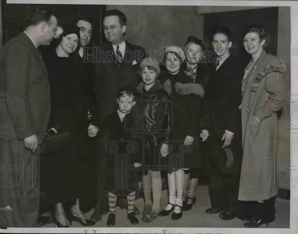 1935 Press Photo Mrs. Anna Ericksen with her family after she was acquitted