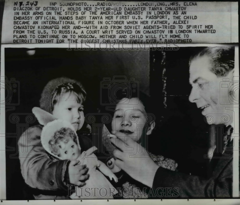 1956 Press Photo Elena Diaczok Regains Tanya Chwastov Kidnapped by Russia Father