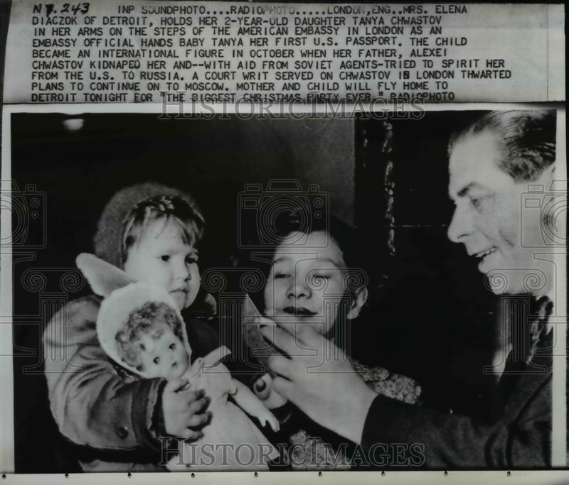 Load image into Gallery viewer, 1956 Press Photo Elena Diaczok Regains Tanya Chwastov Kidnapped by Russia Father
