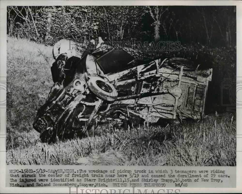 1952 Press Photo Starr Brightvill and Shirley Trapp injured in Wreckage