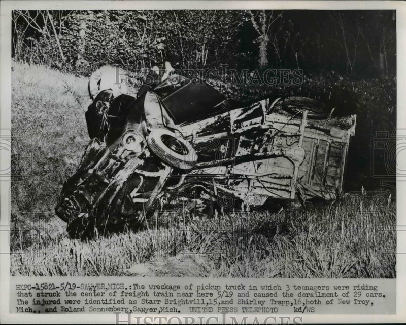 Load image into Gallery viewer, 1952 Press Photo Starr Brightvill and Shirley Trapp injured in Wreckage
