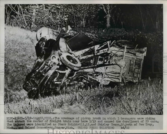 1952 Press Photo Starr Brightvill and Shirley Trapp injured in Wreckage