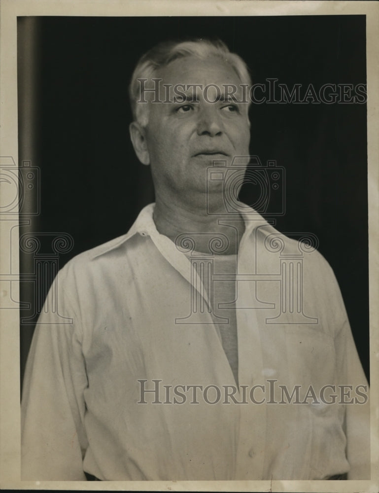 1933 Press Photo Leon Roman, Tailor - nee33142