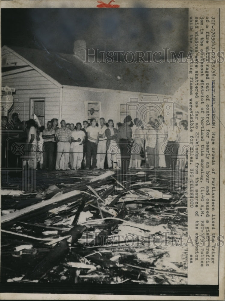 1958 Press Photo Crowd of Portlanders lined the fringe of fire in Oregon