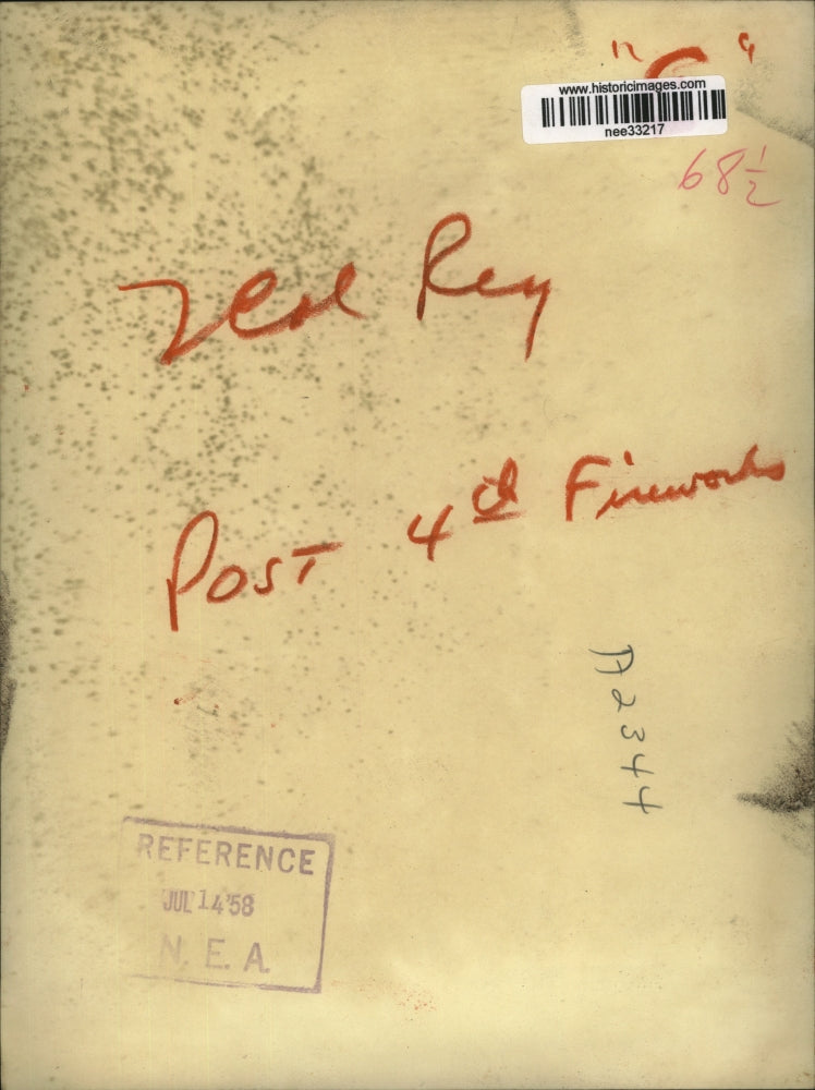 1958 Press Photo Crowd of Portlanders lined the fringe of fire in Oregon