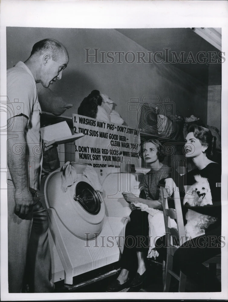 1955 Press Photo Self Service Industry shows girls how to do laundry correctly