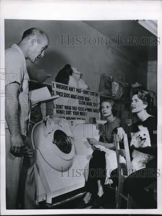 1955 Press Photo Self Service Industry shows girls how to do laundry correctly