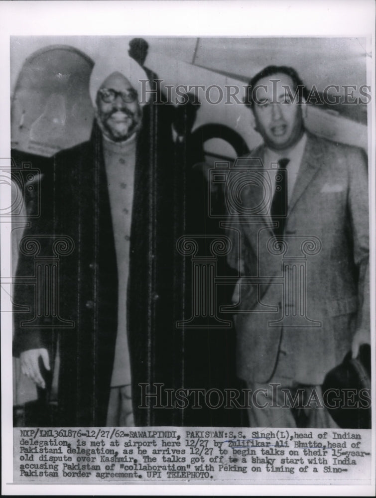 1962 Press Photo S.S. Singh head of Indian delgation met by Zulifikar Ali Bhutto