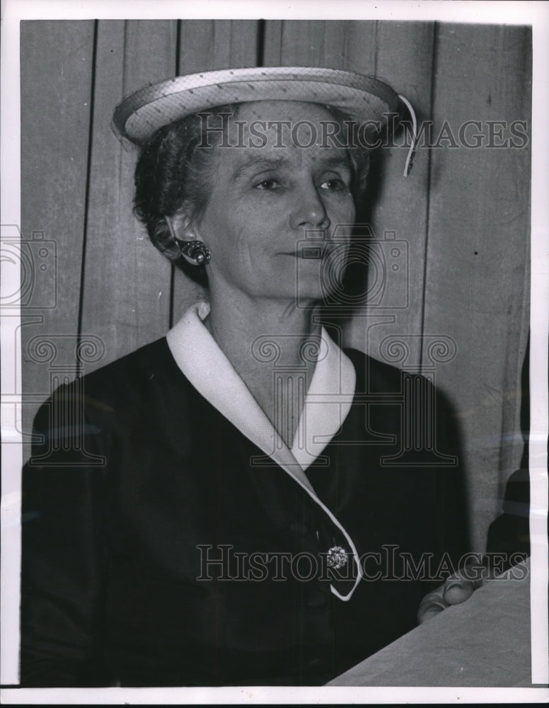 1955 Press Photo Mrs Rollin Brown holds PTA Life Membership award, Chicago Il.