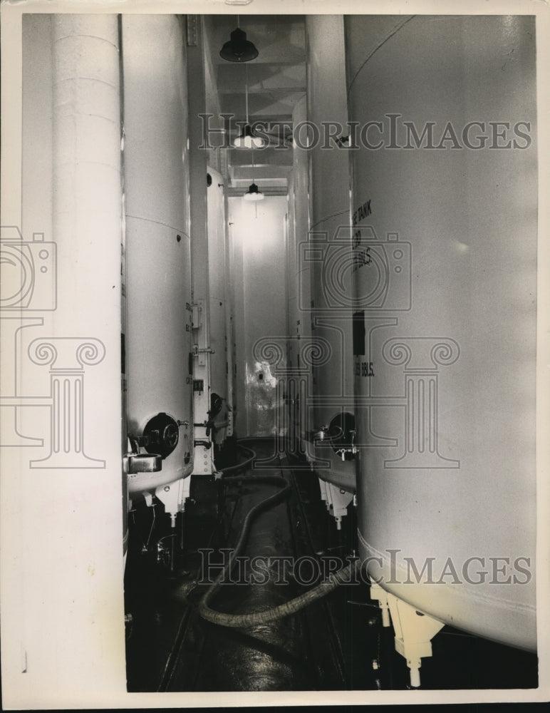 1950 Press Photo Bottle Beer Tanks Ready for Bottling - nee33368