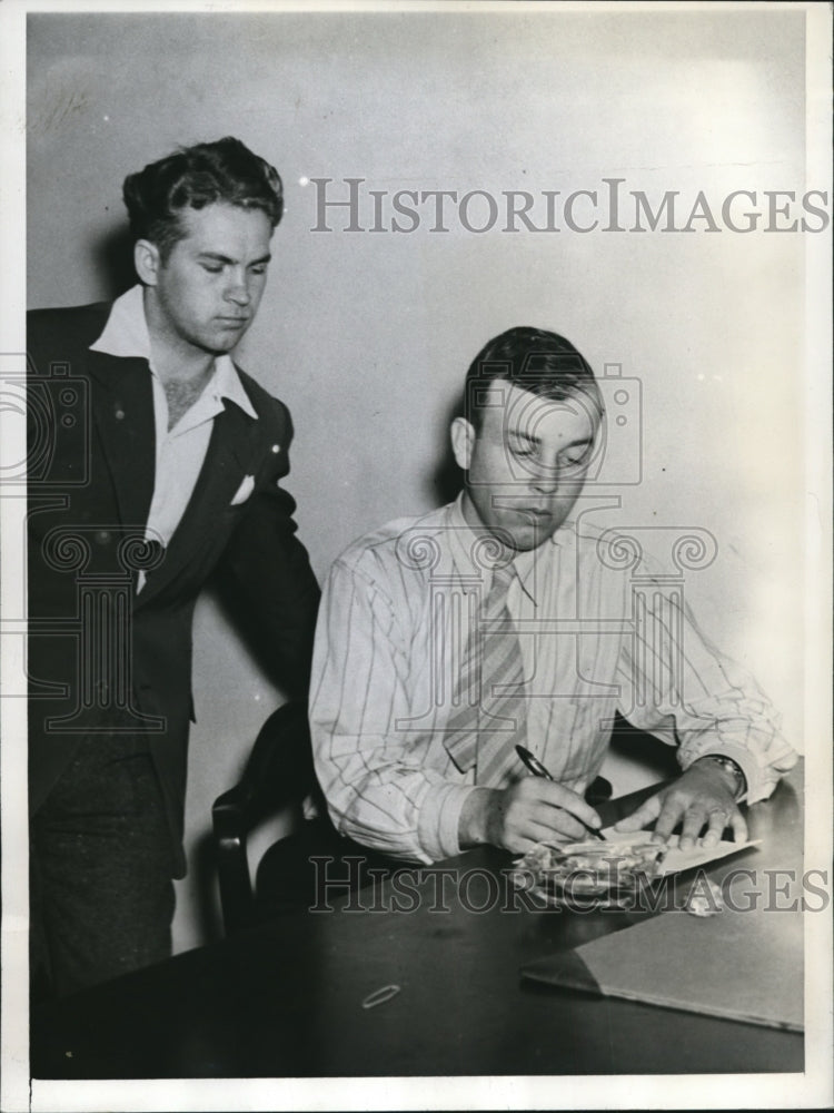 Load image into Gallery viewer, 1941 Press Photo Mac Caldwell with Sheriff Herschel testifies against teachers
