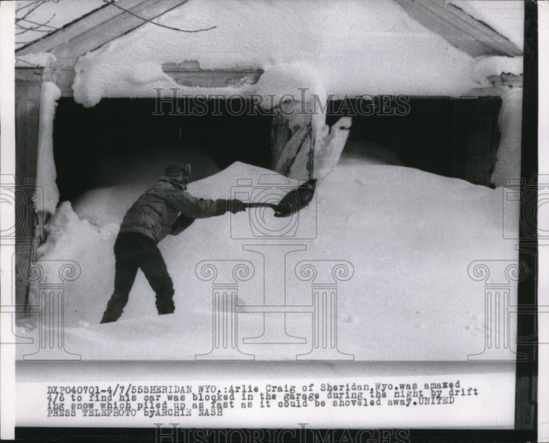 Load image into Gallery viewer, 1955 Press Photo Arlie Craig's Car Blocked by Snow - nee33487
